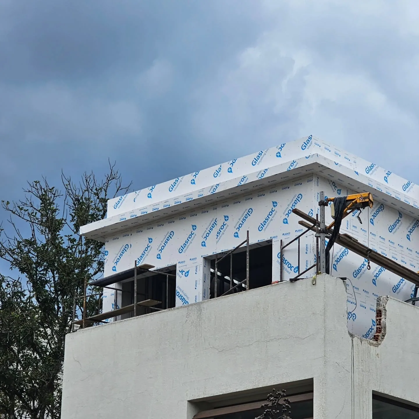 Ampliação em steel frame revestida com placas Glasroc sobre um volume de concreto.