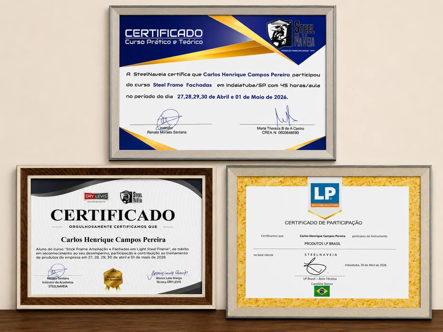Três certificados emoldurados de cursos de steel frame e de produtos LP Brasil, de 2026.