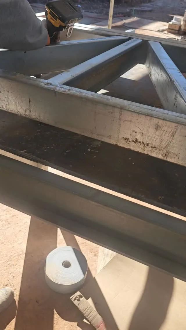 Detalhe de perfil de aço galvanizado com parafuso, em obra.