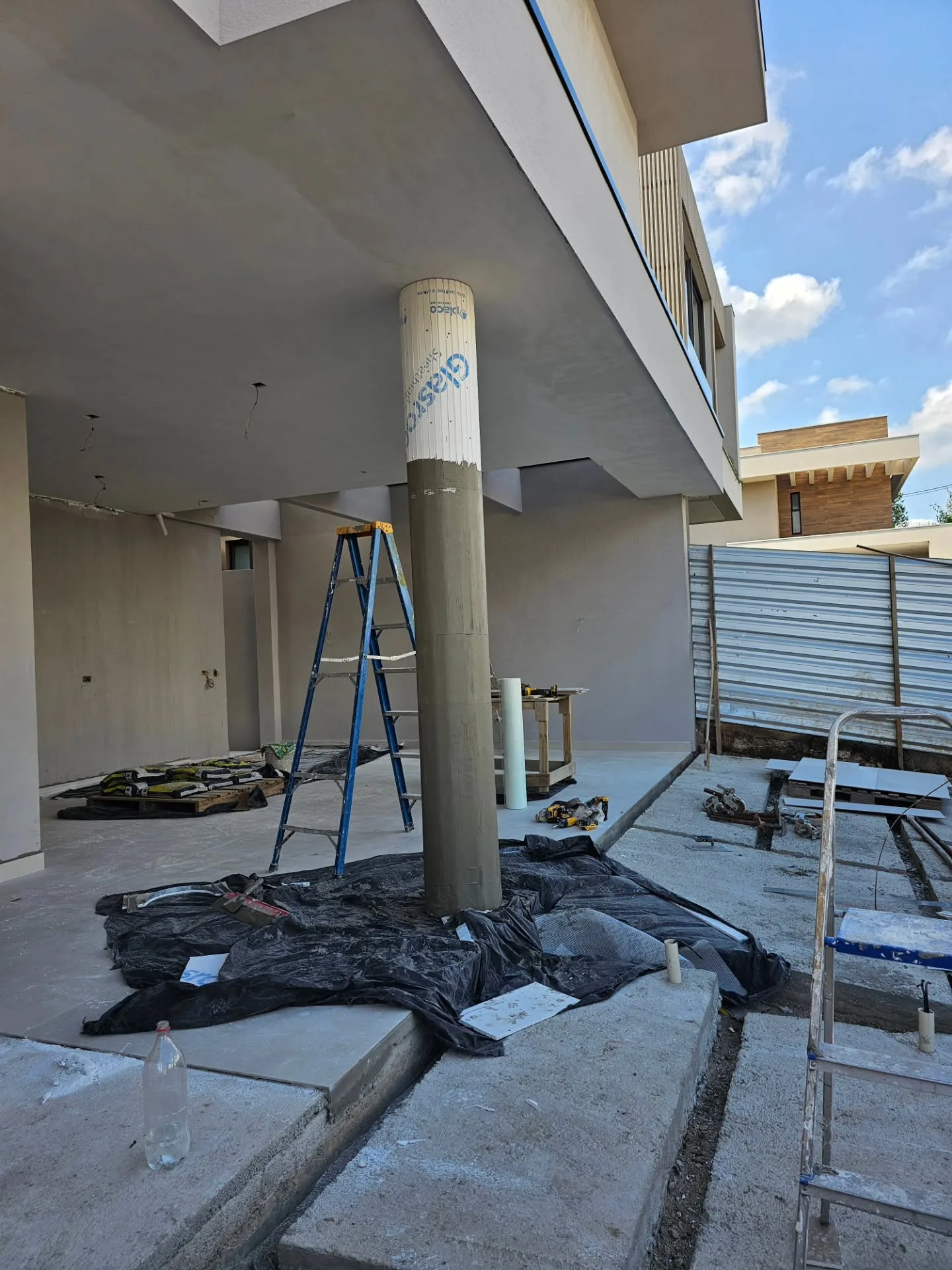 Pilar externo revestido com placa Glasroc até o alto, com concreto ainda aparecendo embaixo.